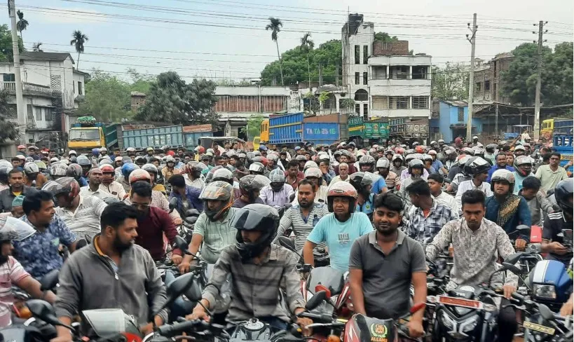 বাইকার সিন্ডিকেটের দাপটে জিম্মি ফিলিং স্টেশন